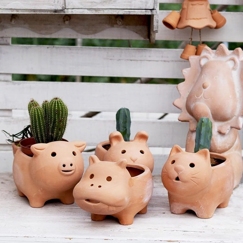 detail terracotta animal planter 02