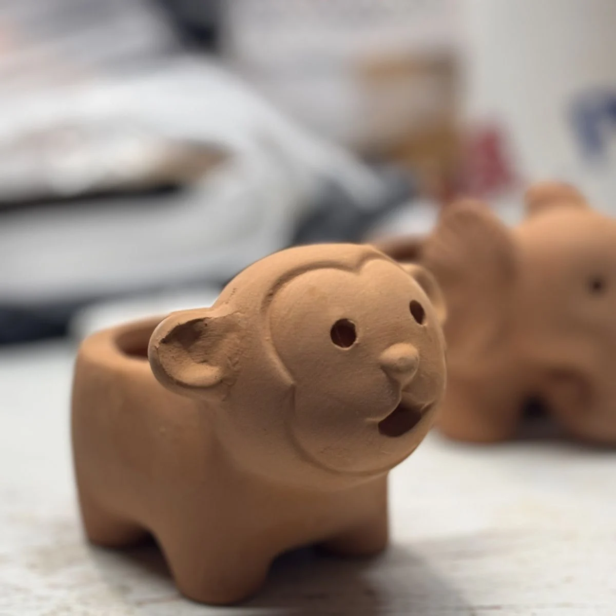 detail terracotta animal planter 06