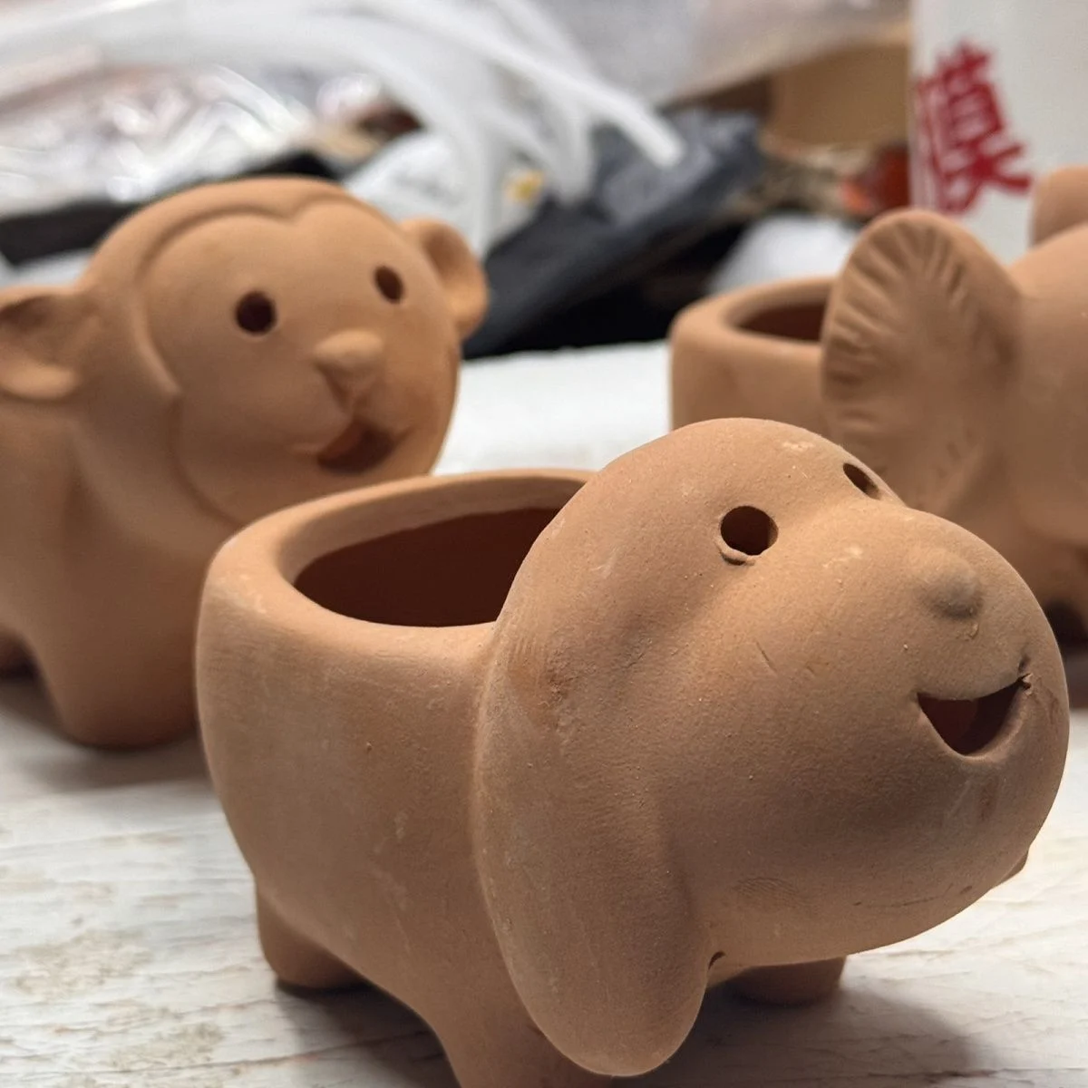 detail terracotta animal planter 07
