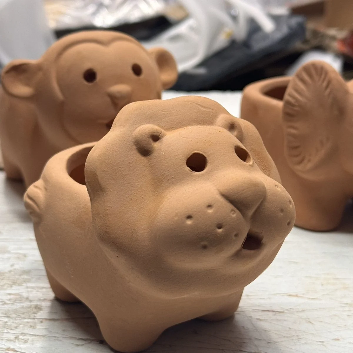 detail terracotta animal planter 09