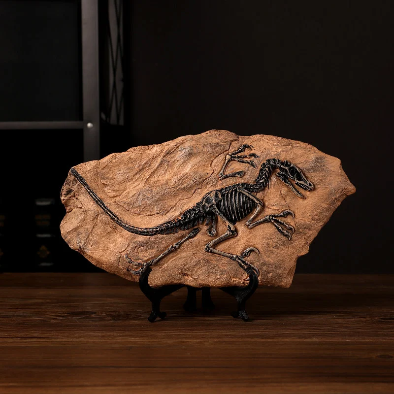 main dinosaur fossil replica 03 Realistic dinosaur fossil decor on a wooden table
